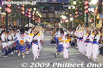 Budo-ren 富道連
Keywords: tokyo mitaka awa odori dancers matsuri festival women