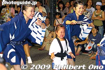 Waaahh, I want my mommy!!
Keywords: tokyo mitaka awa odori dancers matsuri festival women