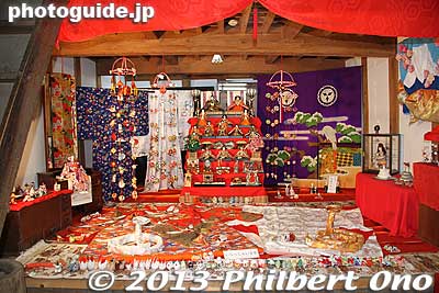 Inside the kura storehouse, gorgeous hina doll display. Besides the dolls, there is kimono and more stuff on the side walls (not pictured). Notice the snakes in the foreground.
Keywords: tokyo mizuho-machi hina matsuri doll festival koshinkan
