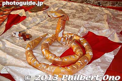 Snake created with kimono obi material. 2013 is the Year of the Snake.
Keywords: tokyo mizuho-machi hina matsuri doll festival koshinkan