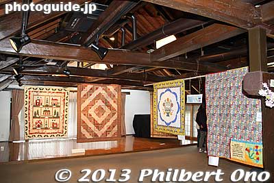 Quilt exhibition on the 2nd floor of the Koshinkan in Mizuho, Tokyo, by Morgan Hill, California, Mizuho's sister city.
Keywords: tokyo mizuho-machi koshinkan quilt exhibtion morgan hill california