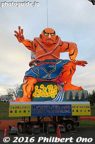 Dedara giant Nebuta float is made of a wooden frame covered with washi paper and lit up on the inside powered by power generator.s
Keywords: tokyo musashi-murayama dedara matsuri festival