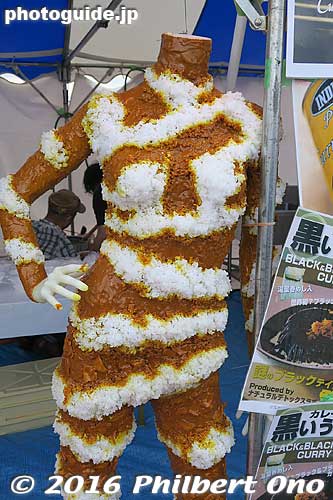 Curry booth with a curry rice humanoid sculpture.
Keywords: tokyo musashi-murayama dedara matsuri festival