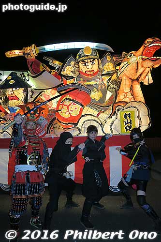 Murayama-to float (武士団・村山党) was flanked by people dressed as samurai and ninja. Murayama-to was one of seven samurai groups in this region.
Keywords: tokyo musashi-murayama dedara matsuri festival