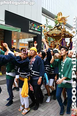 The Kichijoji Autumn Festival is held annually in Sept. Around ten mikoshi portable shrines are paraded around the streets, mainly on the north side of Kichijoji Station.
Keywords: tokyo musashino kichijoji autumn fall festival matsuri mikoshi portable shrine parade procession shinto