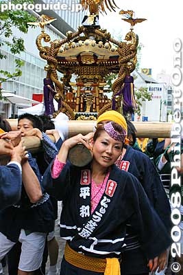 On the first day, Sept. 13, 2008 (Sat.), there is a parade starting from Musashino Hachimangu Shrine at 11 am. It goes down toward the train station. Then later, all the portable shrines around around their own areas.
Keywords: tokyo musashino kichijoji autumn fall festival matsuri mikoshi portable shrine parade procession shinto