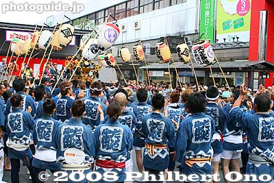 They pass through the lanter bearers and go in front of the stage. I guess to pose for the photographers. ダイヤ街
Keywords: tokyo musashino kichijoji autumn fall festival matsuri mikoshi portable shrine parade procession shinto happi coat