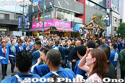 Also see [url=http://www.youtube.com/watch?v=3MQUTfc0TyE]my YouTube video here.[/url]
Keywords: tokyo musashino kichijoji autumn fall festival matsuri mikoshi portable shrine parade procession shinto happi coat