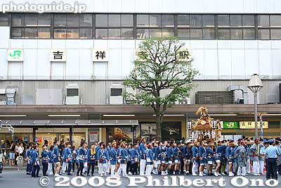 The mikoshi then dispersed and paraded back to their home base.
Keywords: tokyo musashino kichijoji autumn fall festival matsuri mikoshi portable shrine parade procession shinto happi coat train station