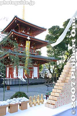 Pagoda and pile of setsubun boxes
Keywords: tokyo nakano-ku hosenji buddhist temple shingon-shu pagoda