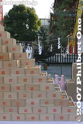 Wooden boxes containing the beans (peanuts) and mikan tangerines to be thrown to the crowd.
Keywords: tokyo nakano-ku hosenji buddhist temple shingon-shu
