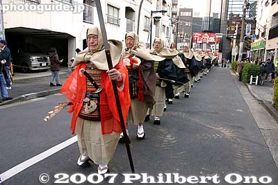 It is unusual or unique to see such a procession for Setsubun. 僧兵行列
Keywords: tokyo nakano-ku hosenji buddhist temple shingon-shu warrior monks procession