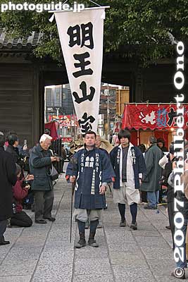 Warrior monks entering Hosenji temple. 僧兵行列
Keywords: tokyo nakano-ku hosenji buddhist temple shingon-shu warrior monks procession