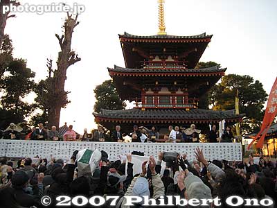 Bean-throwing started at 4:30 pm. 豆まき
Keywords: tokyo nakano-ku hosenji buddhist temple shingon-shu priest setsubun bean throwing mamemaki