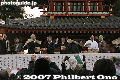 Bean throwing is called mame-maki. 豆まき
Keywords: tokyo nakano-ku hosenji buddhist temple shingon-shu priest setsubun bean throwing mamemaki