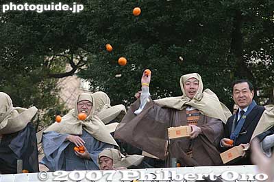 Even this was unusual since they were also throwing mikan tangerines. 豆・みかん（？）まき
Keywords: tokyo nakano-ku hosenji buddhist temple shingon-shu priest setsubun bean throwing mamemaki matsuri2
