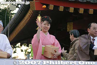 A tangerine hitting your head is probably painful.
Keywords: tokyo nakano-ku hosenji buddhist temple shingon-shu priest setsubun bean throwing mamemaki