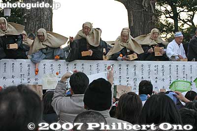 Tangerines are easily squished in your hands (juice squirting out) if you catch one.
Keywords: tokyo nakano-ku hosenji buddhist temple shingon-shu priest setsubun bean throwing mamemaki
