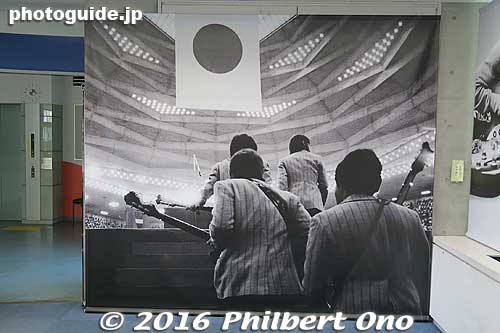 Beatles entering Budokan.
Keywords: tokyo nakano-ku beatles photo exhibition