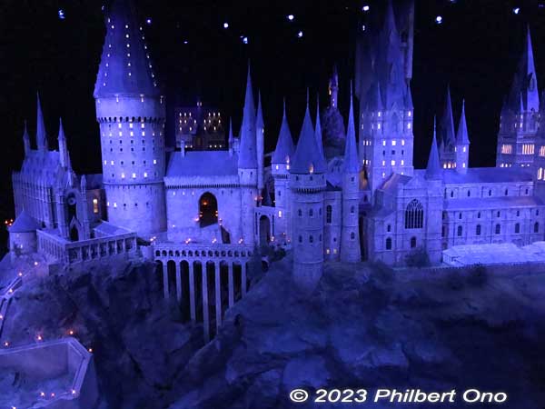 The studio tour ends with a large, replicated scale model of Hogwarts Castle with alternating night and day illuminations.
