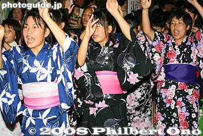 Junior high school dancers dressed in yukata.
Keywords: tokyo nerima-ku kitamachi awa odori dance festival matsuri dancing dancers women parade kimono