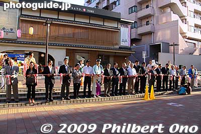 The 34th Nakamurabashi Awa Odori dance festival was held on Sept. 6, 2009 from 5 pm to 8:30 pm. First they held a tape-cutting ceremony with local politicians and festival organizers.
Keywords: tokyo nerima-ku nakamurabashi awa odori dance matsuri festival 
