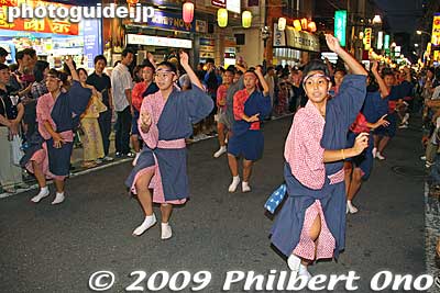 Tsukushi-ren is outfitted with clothing dyed with indigo. つくし連
Keywords: tokyo nerima-ku nakamurabashi awa odori dance matsuri festival dancers women 