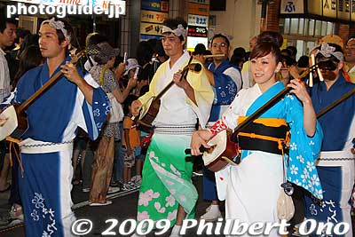 Koganei Sakura-ren musicians. I've seen them at Koenji Awa Odori as well.
Keywords: tokyo nerima-ku nakamurabashi awa odori dance matsuri festival dancers women 