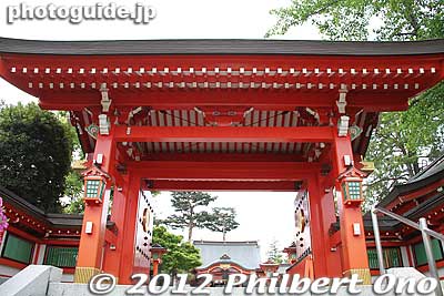 The shrine looks quite new or it has been recently repainted. Colors were bright.
Keywords: tokyo nishitokyo fushimi inari shrine jinja shinto
