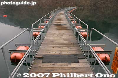 Walking on the bridge
Keywords: tokyo okutama-machi lake floating bridge