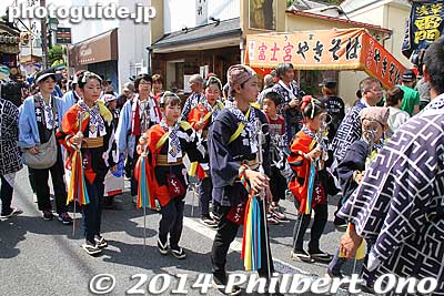 Tekomai child guardians lead the float processions.
Keywords: tokyo ome taisai matsuri festival float