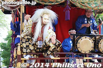 Fox dancer and musicians.
Keywords: tokyo ome taisai matsuri festival float