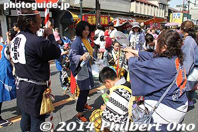 Tekomai dressed in kimono were hot since it was a hot spring day with a strong sun. A mom sprays coolant on this boy's head.
Keywords: tokyo ome taisai matsuri festival float