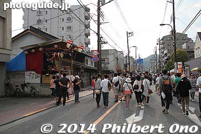 The main road further west is less crowded.
Keywords: tokyo ome taisai matsuri festival float