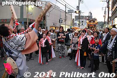 Wooden clappers signal the start of the float's procession.
Keywords: tokyo ome taisai matsuri festival float matsuri5