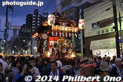 In the evening, they light up the paper lanterns.
Keywords: tokyo ome taisai matsuri festival float