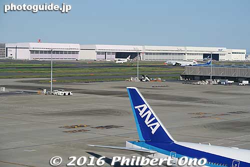 From Haneda Airport's International terminal, you can see ANA's maintenance hangars at the end of Runway A which is one of the airport's original runways.
Keywords: tokyo ota-ku haneda airport ANA maintenance facility planes boeing jets
