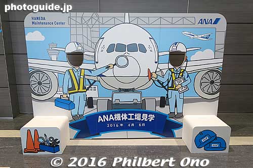 Pose
Keywords: tokyo ota-ku haneda airport ANA maintenance facility planes boeing jets