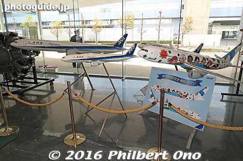 ANA model planes in the lobby.
Keywords: tokyo ota-ku haneda airport ANA maintenance facility planes boeing jets