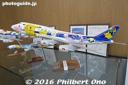 ANA's lecture hall has some exhibits like model planes.
Keywords: tokyo ota-ku haneda airport ANA maintenance facility planes boeing jets