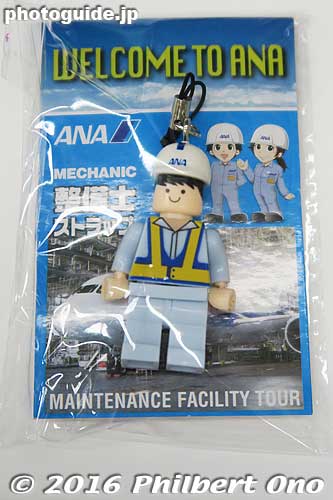 Free souvenir of the tour. Cell phone strap with an ANA maintenance man.
Keywords: tokyo ota-ku haneda airport ANA maintenance facility planes boeing jets