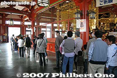 People line up to pour sweet tea over the baby buddha. 大堂
Keywords: tokyo ota-ku ikegami honmonji temple buddhist nichiren hanamatsuri