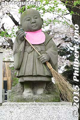 Boy priest sweeping at Ikegami Honmonji, Tokyo.
Keywords: tokyo ota-ku ikegami honmonji temple buddhist nichiren japansculpture