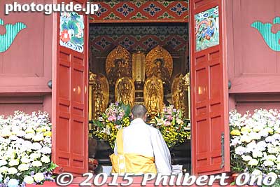 Prayers inside the pagoda.
Keywords: tokyo ota-ku ikegami honmonji temple buddhist nichiren