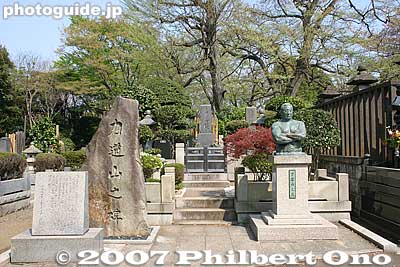 Rikidozan's grave, the temple's most famous grave.
Keywords: tokyo ota-ku ikegami honmonji temple buddhist nichiren rikidozan grave cemetary