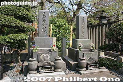 Rikidozan's gravestone
Keywords: tokyo ota-ku ikegami honmonji temple buddhist nichiren rikidozan grave cemetary