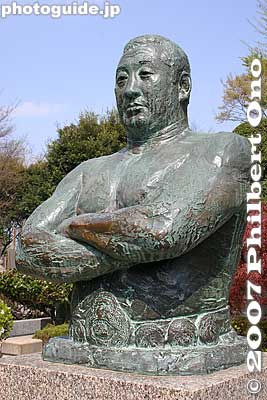 Statue of Rikidozan (1924-1963) at his grave at Ikegami Honmonji temple, Tokyo. He was a sumo wrestler until 1950 before becoming a pro wrestler.
Keywords: tokyo ota-ku ikegami honmonji temple buddhist nichiren rikidozan grave cemetary japansculpture