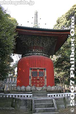 Built in 1828 and made of wood. It is the only tower of its kind in Japan placed outdoors. 宝塔
Keywords: tokyo ota-ku ikegami honmonji temple buddhist nichiren