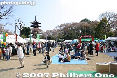 Spring festival site with food and entertainment.
Keywords: tokyo ota-ku ikegami honmonji temple buddhist nichiren