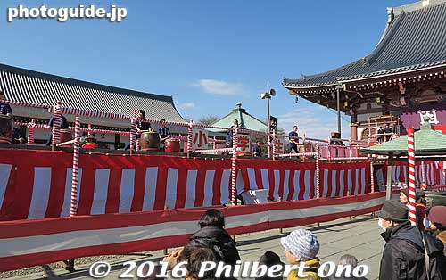 Before the bean throwing, a few taiko drummer friends performed at 1 pm for 20 min. on the bean-throwing platform in front of the temple's Hondo main hall.
Keywords: tokyo ota-ku ikegami honmonji temple buddhist nichiren Setsubun
